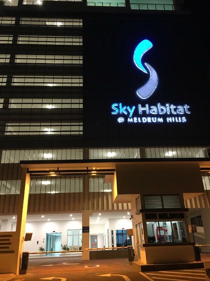 Sky Habitat Johor Bahru Hotell Exteriör bild